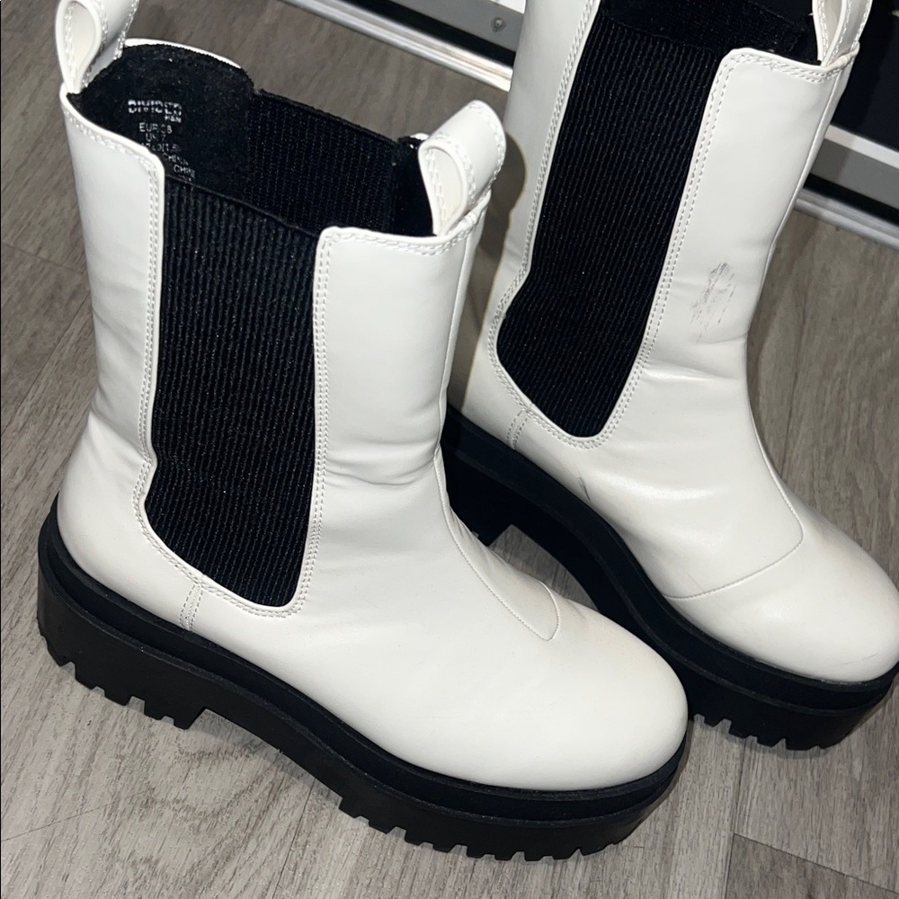 H&M Stylish platform white Cream and Black Chelsea Boots - Picture 3 of 6